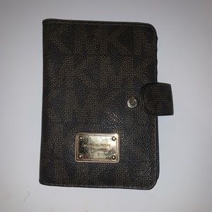 Michael Kors wallet ⚠️ HUGE MOVING SALE ⚠️